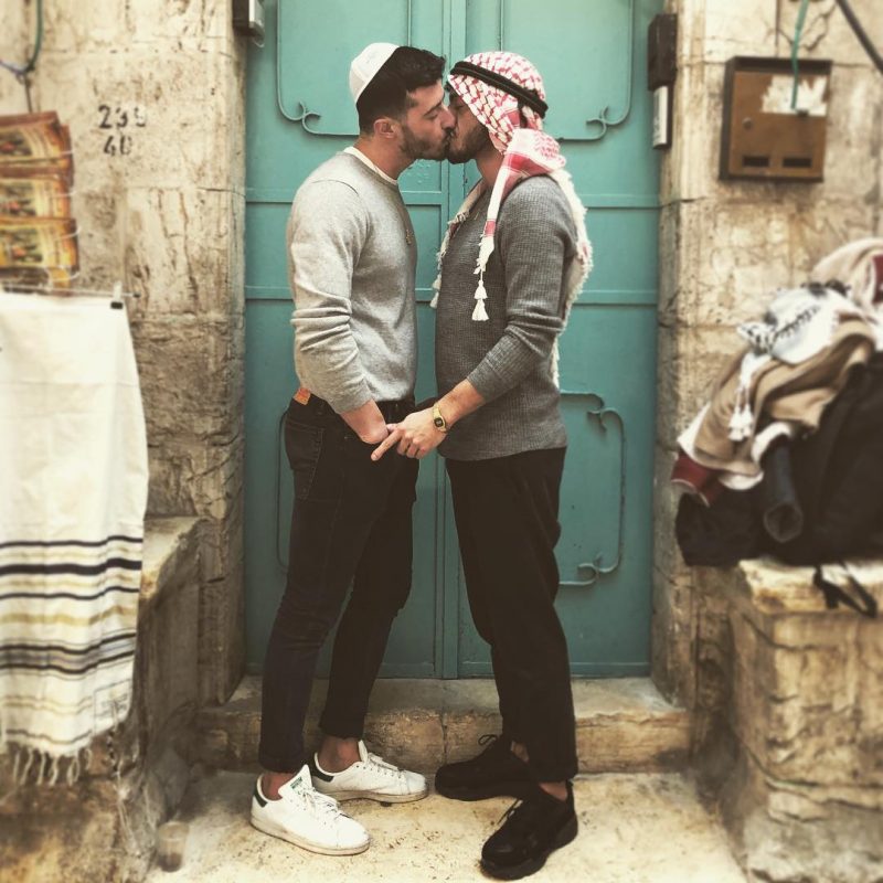 Beso entre Judío y Árabe