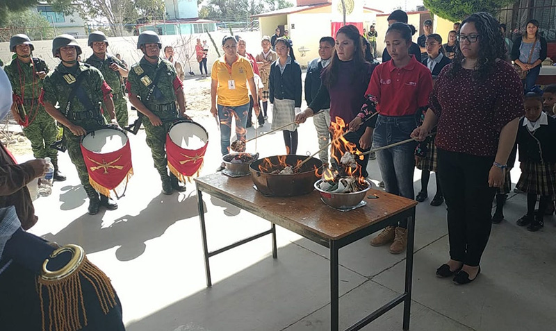 Ceremonia de quema de banderas en La Tinaja