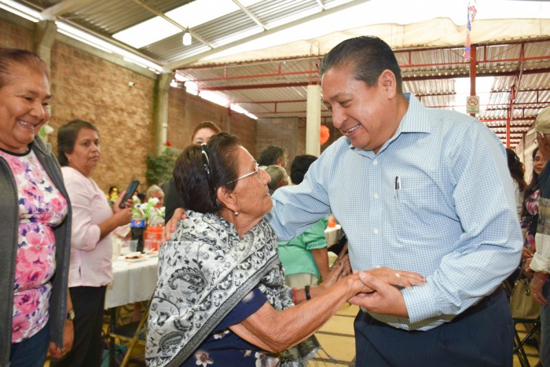 Alcalde Gilberto Hernández Villafuerte festejando a los adultos mayores