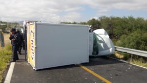uno de los vehículos involucrados en el accidente en la carretera a ahualulco es una camioneta repartidora de productos
