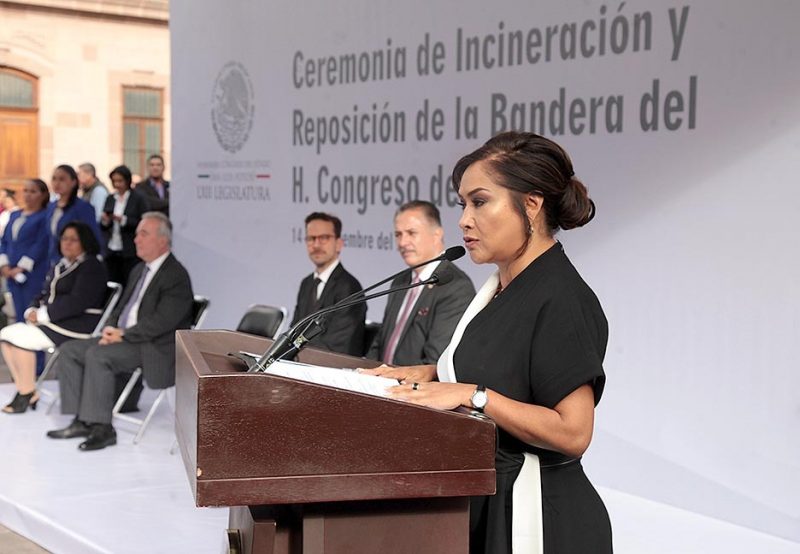 congreso quema y reposicion de bandera