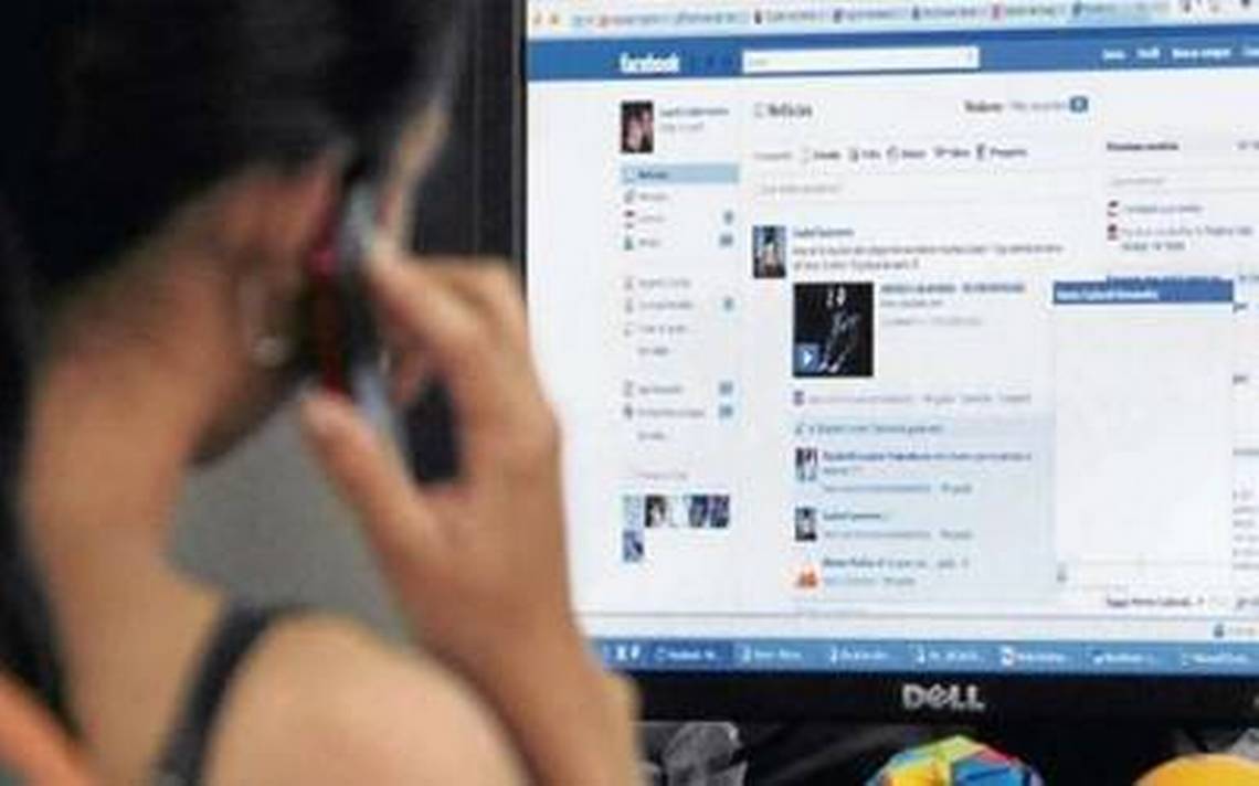 menor enganchada en redes sociales
