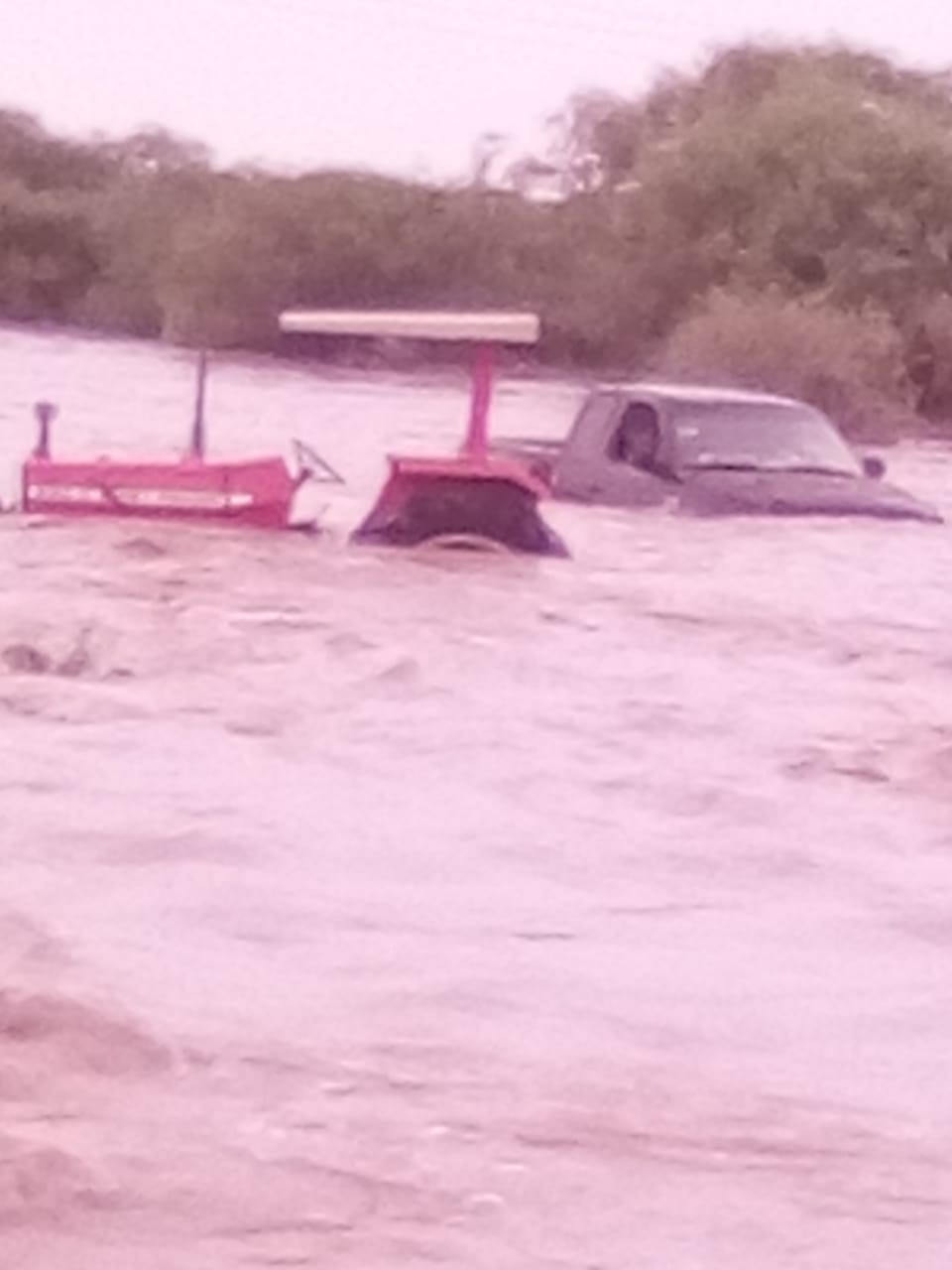 rescatan a dos personas en santo domingo