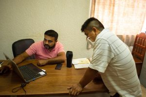 reubican a comerciante foráneo