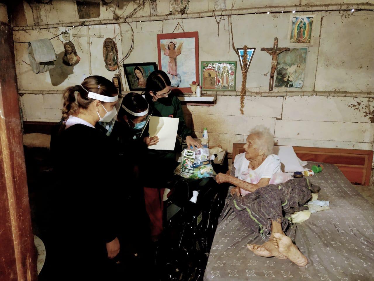 abuelitos en condiciones de abandono - dif Valles