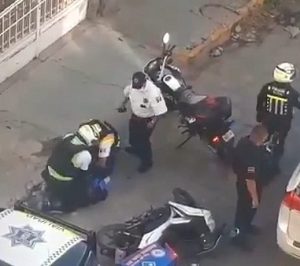 Policías municipales de la capital agreden a repartidor de comida