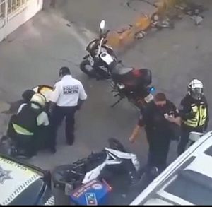 Policías municipales de la capital agreden a repartidor de comida
