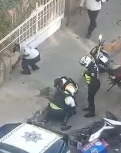 Policías municipales de la capital agreden a repartidor de comida