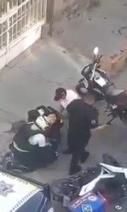Policías municipales de la capital agreden a repartidor de comida