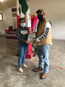 donación de televisores y libros de texto en valles
