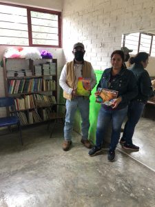 donación de televisores y libros de texto en valles
