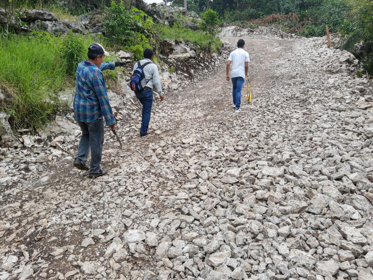 obra carretera en la Laja municipio de aquismón
