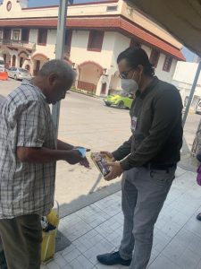 entregan cubrebocas en la zona morada 