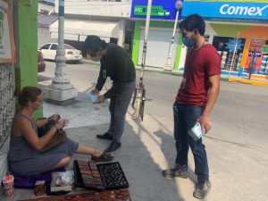 entregan cubrebocas en la zona morada 