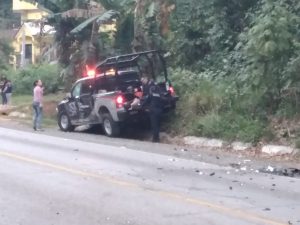 ebrio choca contra policías estatales