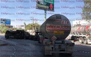 pipa cargada de diesel vuelca en Pozos