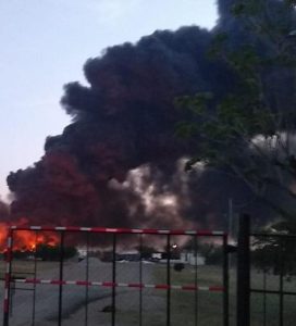 Incendio recicladora de Ébano fuera de control