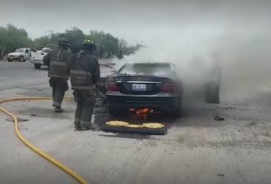 Lujoso Mercedes Benz se incendia 