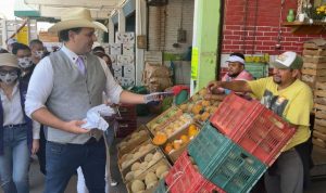 Adrián Esper visita central de abastos 