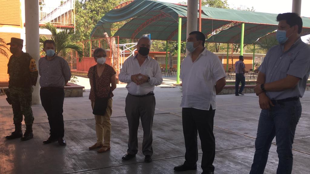 Visita funcionarios federales vacuna contra el covid en la huasteca