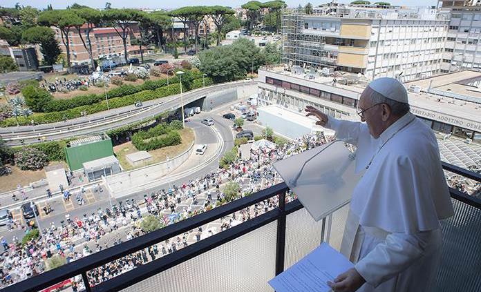PAPA-FRANCISCO-CIRUGIA