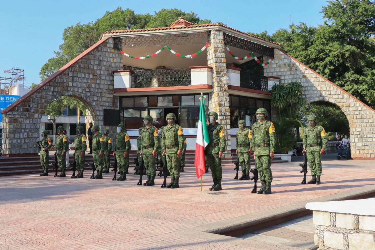 Desfile cívico-militar en Valles