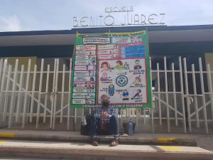 Maestro se encadena a escuela primaria en Cárdenas