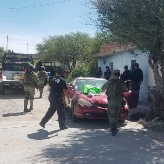 automóvil abandonado con droga
