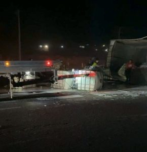 tráiler-aplasta-camioneta-transporte