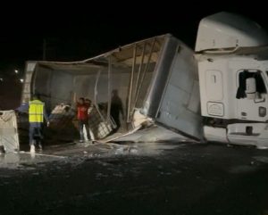tráiler-aplasta-camioneta-transporte