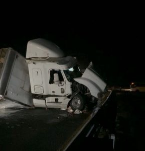 tráiler-aplasta-camioneta-transporte