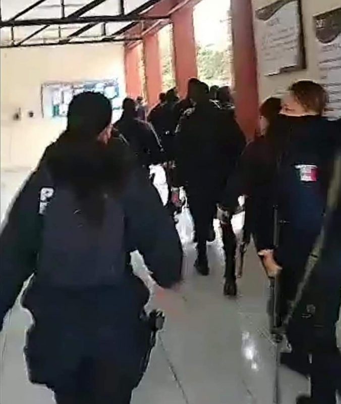 mujeres policias detenidas