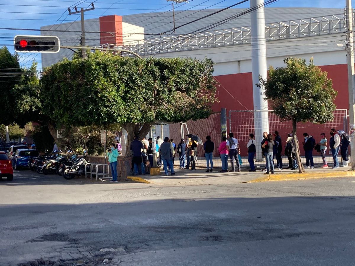 filas-vacuna-refuerzo-slp