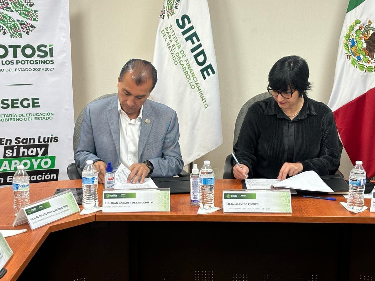 La Secretaría de Educación del Gobierno del Estado y el Sistema de Financiamiento para el Desarrollo del Estado otorgarán al alumnado de ocho escuelas públicas de nivel superior 30 mil pesos en un plazo a 48 meses
