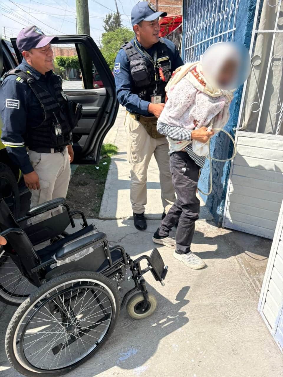 Desalmado taxista abandona a abuelito en silla de ruedas por no saber la ubicación