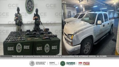 Abandonan camioneta con armas, cargadores y cartuchos