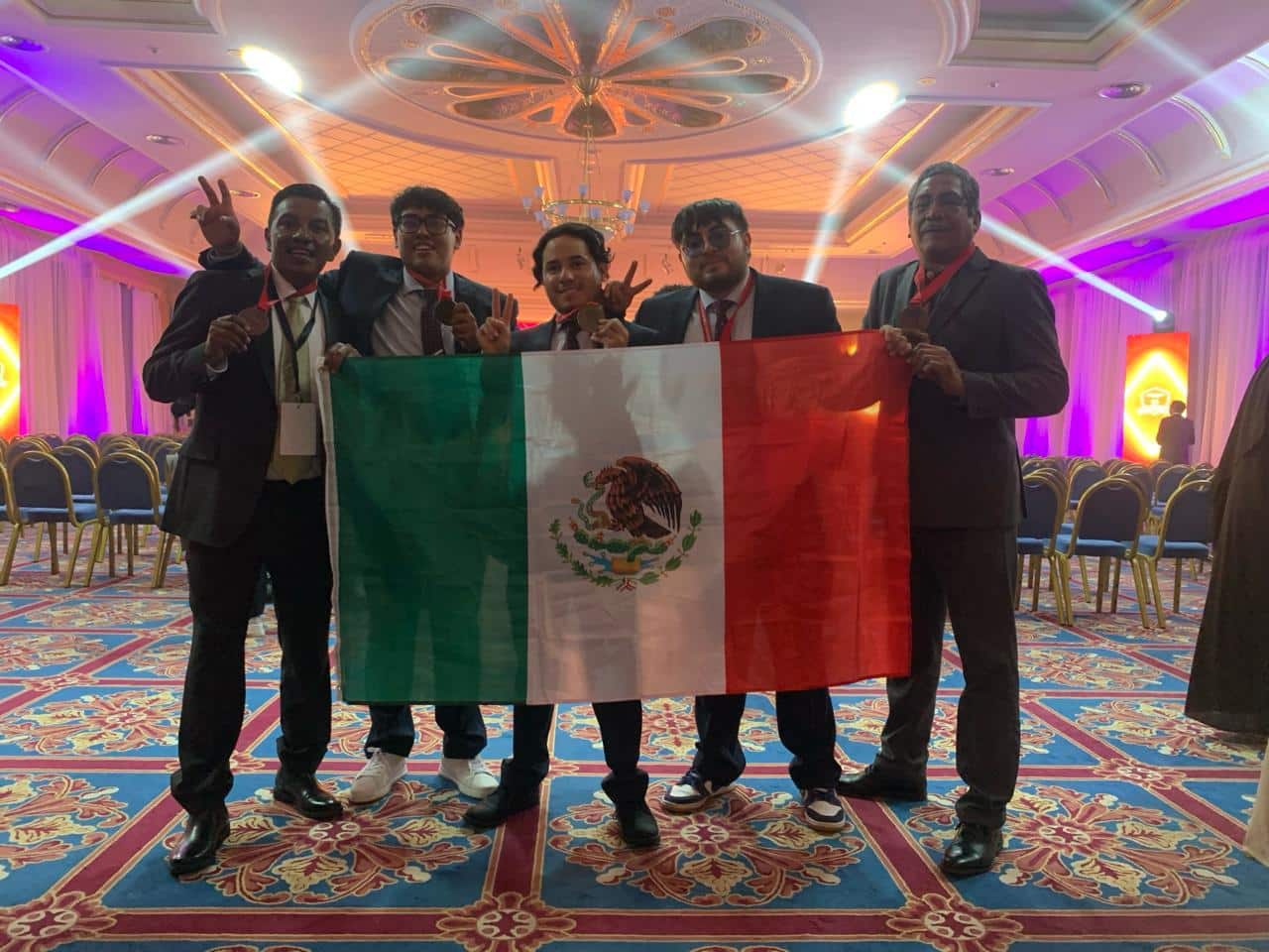Éxito para el TecNMMatehuala en competencia internacional de robótica