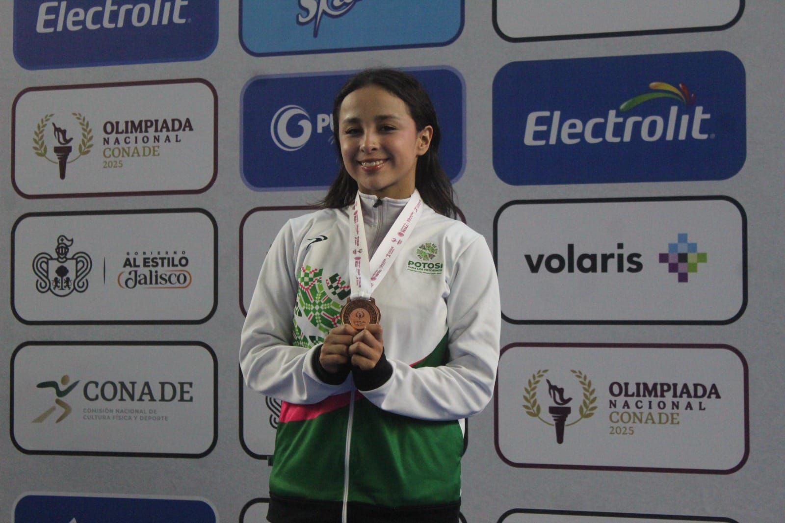 Con una medalla de oro y tres de bronce para San Luis Potosí terminó este martes el tercer día de competencias de natación de la Olimpiada Nacional 2025 que se llevan a cabo en Jalisco.La Delegaci