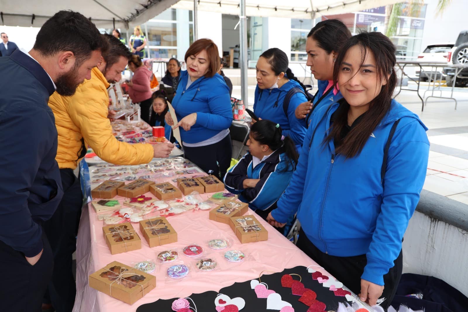 Con motivo del mes del amor y la amistad, más de 30 emprendedores con discapacidad ofrecieron sus productos a los asistentes