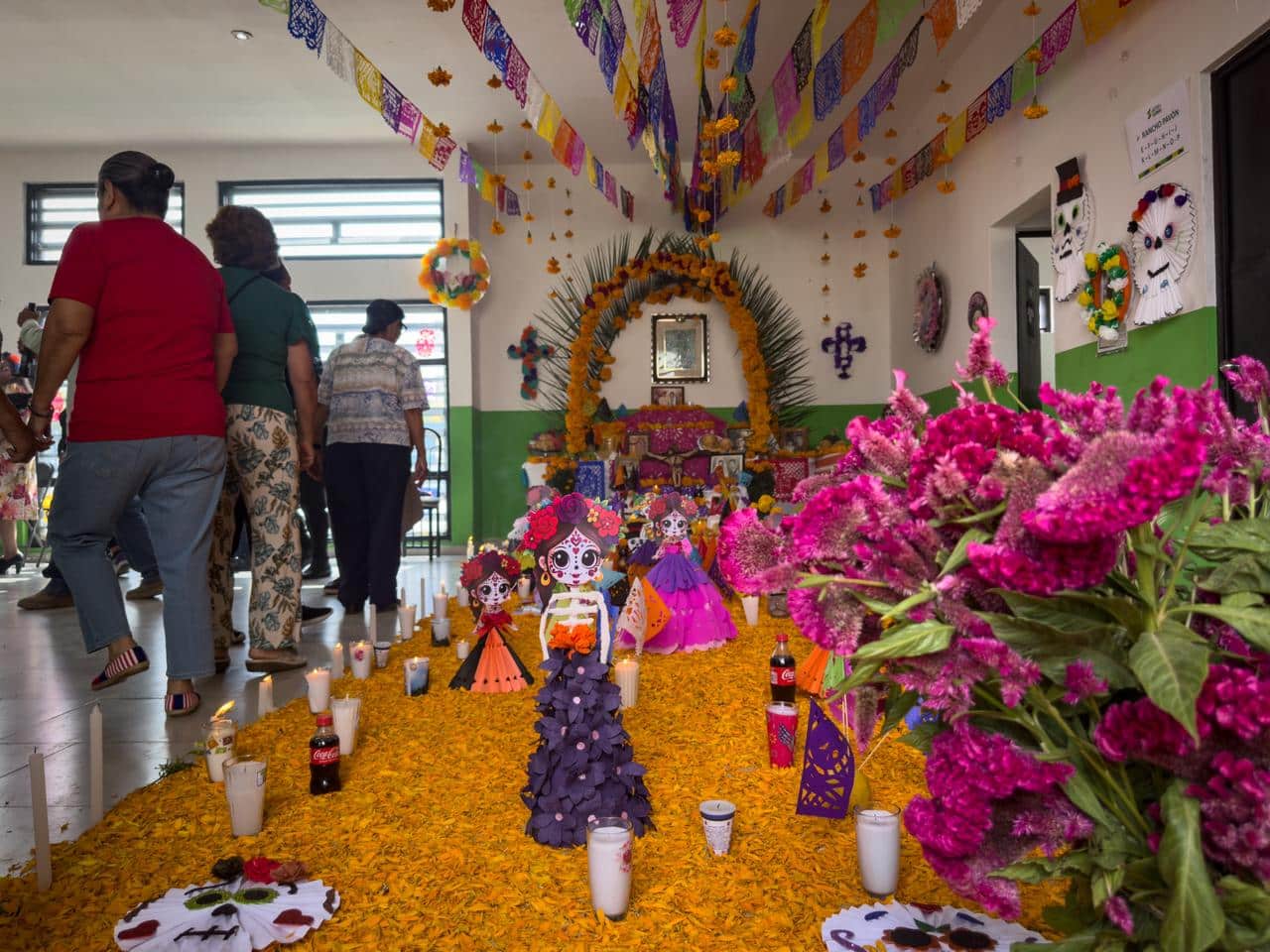 adultos mayores altares de muertos slp