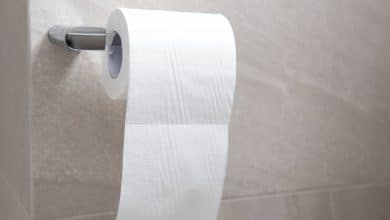 ¿Papel higiénico por arriba o por debajo? Microbióloga resuelve el debate