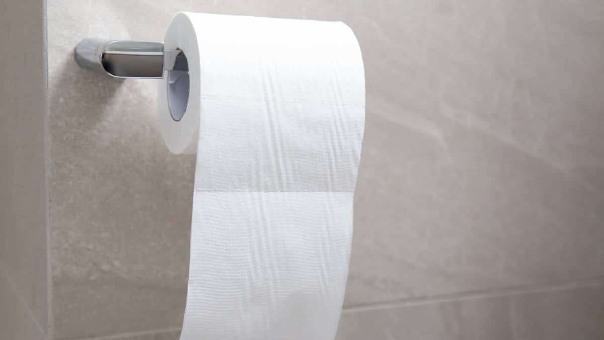 ¿Papel higiénico por arriba o por debajo? Microbióloga resuelve el debate