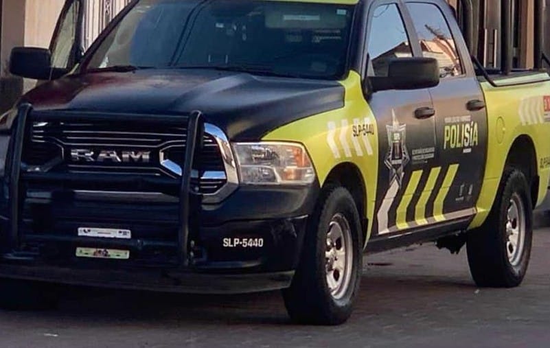 patrulla municipal impactó contra auto compacto.