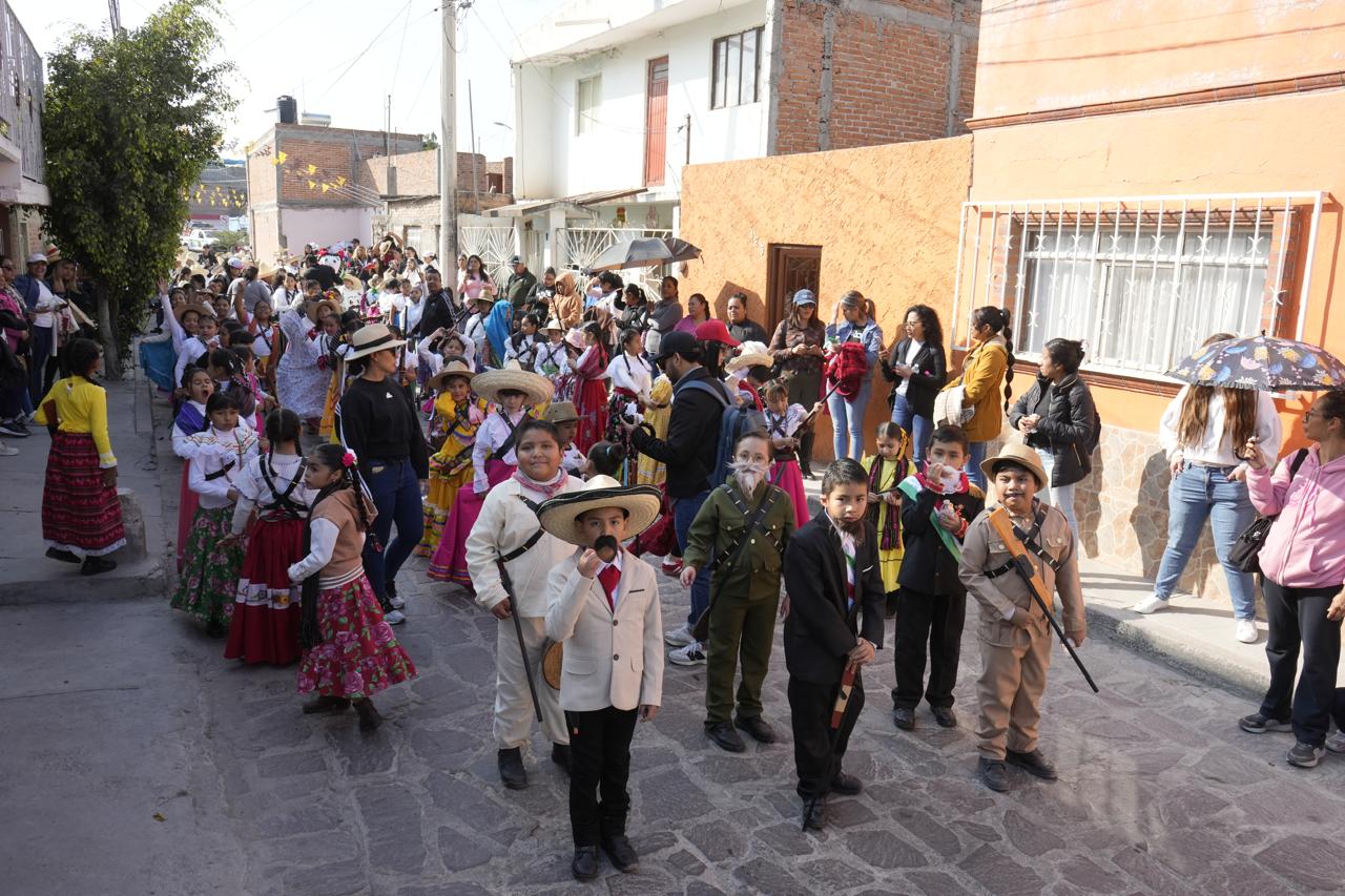 patricia aradillas desfile revolución pozos