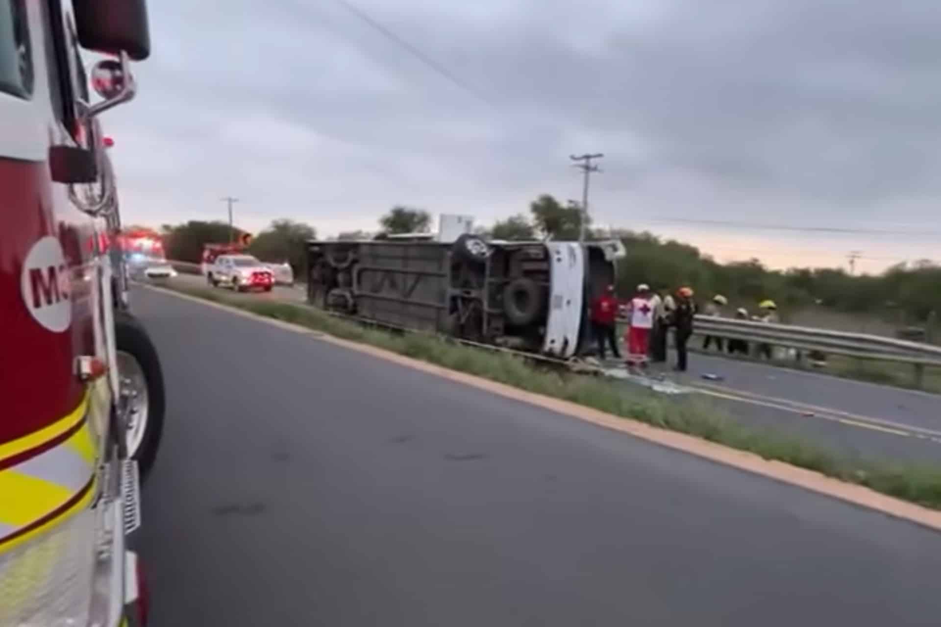 Volcadura de autobús en Nuevo León deja 11 personas sin vida